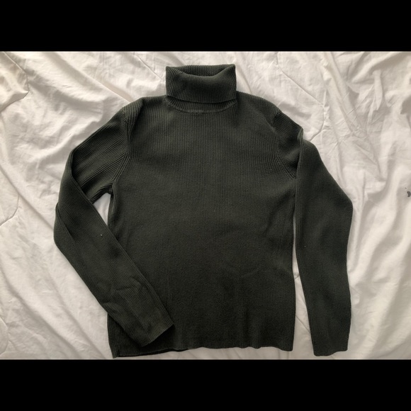 Cozy Green Knit Turtleneck - Picture 3 of 4